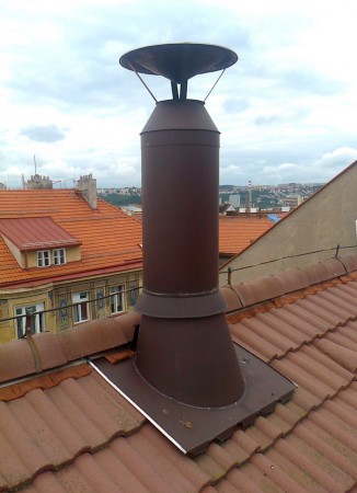 Vyústění třísložkového komínu průchodem střechou